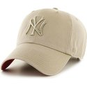 cappellino-visiera-curva-beige-con-logo-beige-di-new-york-yankees-mlb-clean-up-di-47-brand