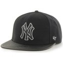 cappellino-visiera-piatta-nero-con-logo-in-bianco-e-nero-snapback-tinta-unita-di-mlb-new-york-yankees-di-47-brand
